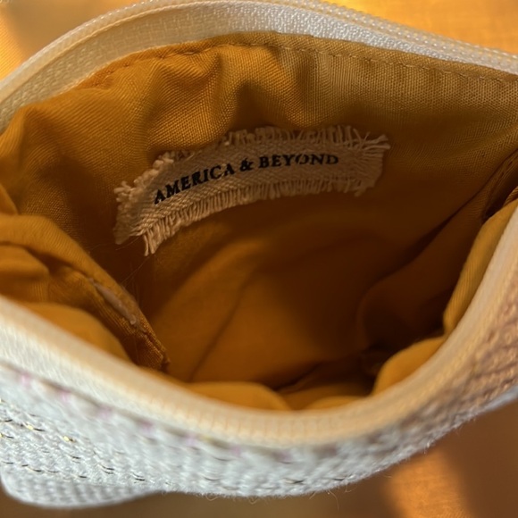 America & Beyond Change Purse - Picture 4 of 9